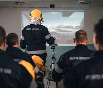 Favoriamo la crescita personale e professionale delle nostre persone. Investiamo nello sviluppo delle competenze e offriamo percorsi di formazione su misura per ognuno. Crediamo che una preparazione solida e aggiornata sia essenziale per rispondere efficacemente alle esigenze dei clienti e per garantire elevati standard di qualità nei nostri prodotti e servizi.