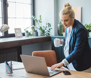 Ci impegniamo a creare il giusto equilibrio tra vita personale e professionale, per costruire un ambiente di lavoro dinamico e sicuro, in cui sentirsi bene. Investiamo nel people care con un piano welfare dedicato che supporta la genitorialità attraverso servizi concreti. Ascoltiamo costantemente le esigenze dei collaboratori, perché crediamo che il benessere delle persone sia la base per costruire un futuro migliore insieme.