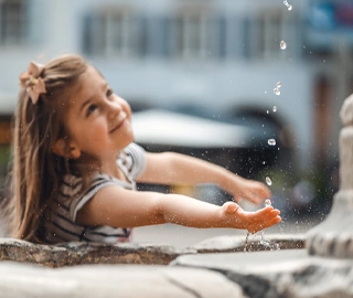 Bambina con acqua